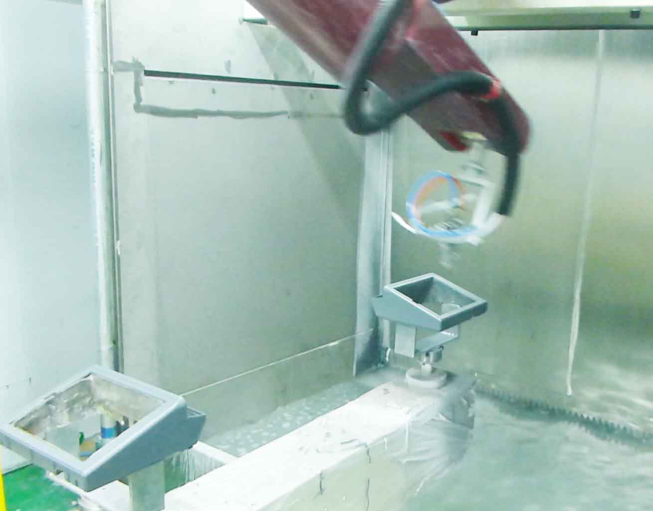 醫(yī)療設(shè)備外觀件機器人自動噴漆